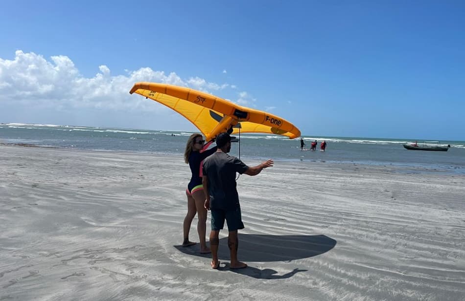 Ex-apresentadora da Globo se aventura em esporte alternativo em Jericoacoara