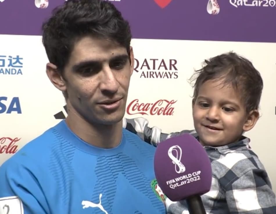 VÍDEO: Filho do goleiro de Marrocos ‘confunde’ microfone com sorvete e arranca risadas