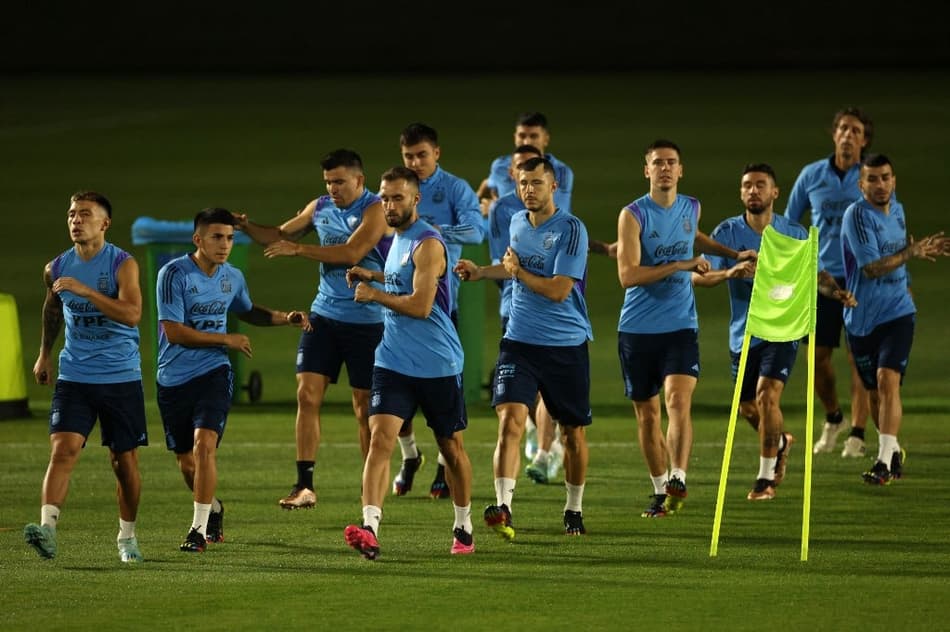 Após sentir a coxa, Messi não participa de treino da Argentina