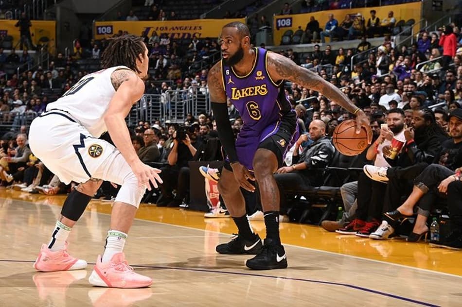 LeBron James lidera, Lakers bate Nuggets, mas Davis se machuca