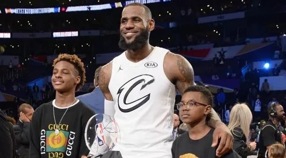Filhos de LeBron James assinam contrato com agente