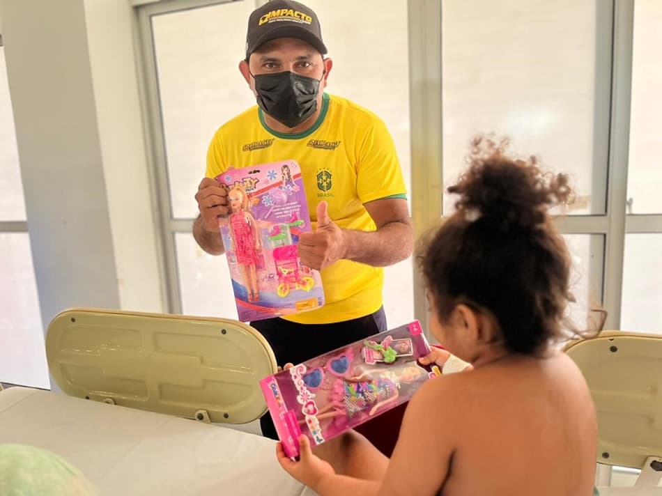 Bill Morais em visita ao Hospital Infantil Albert Sabin