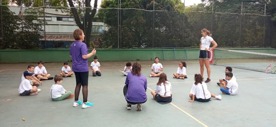 Bia Haddad Maia conversa com crianças de projeto social em São Paulo