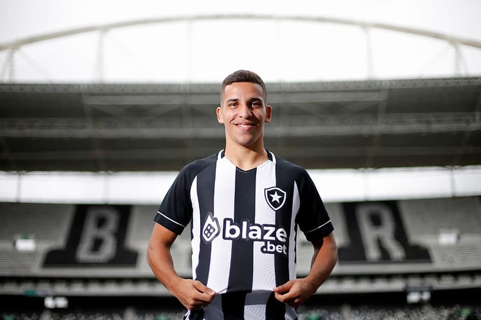 Botafogo renova com destaque da base recém-integrado ao time B