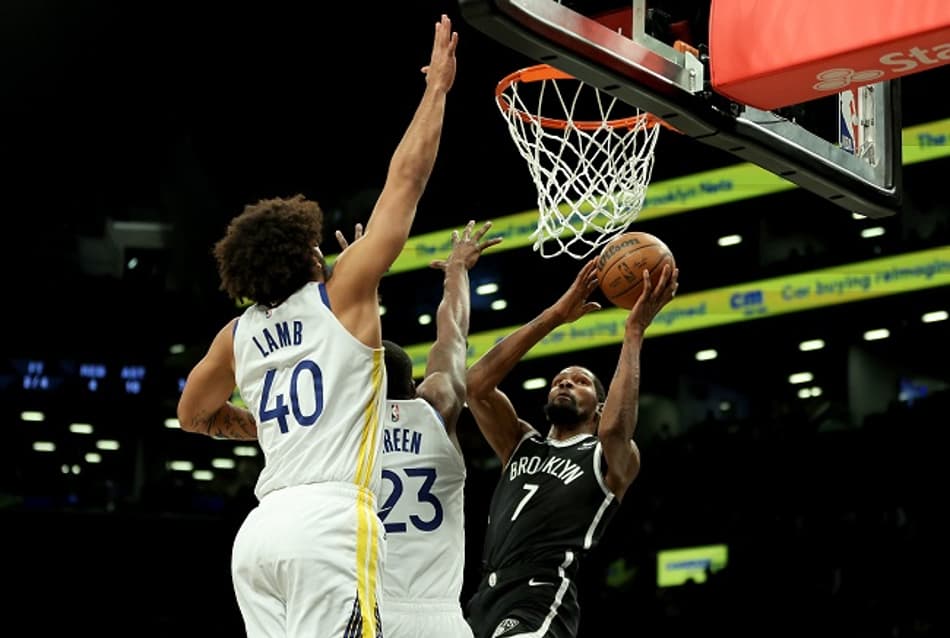 Sem Kyrie Irving, Nets atropela Warriors