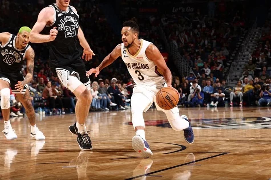 Pelicans derrota Spurs com show de CJ McCollum