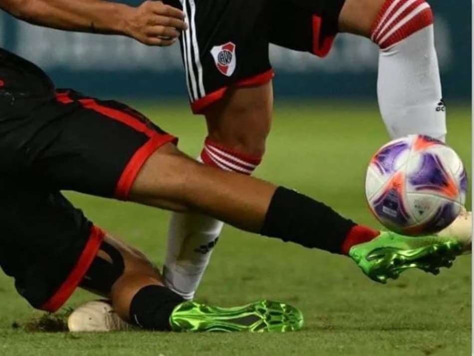 Imagem forte! Reforço do River Plate fratura tornozelo em estreia