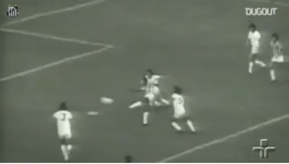 VÍDEO: Veja golaço de Pelé contra a Portuguesa no Pacaembu
