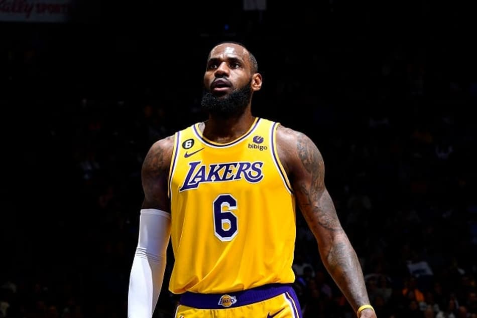 LeBron James faz 38 anos, mas é hora de pedir troca no Lakers