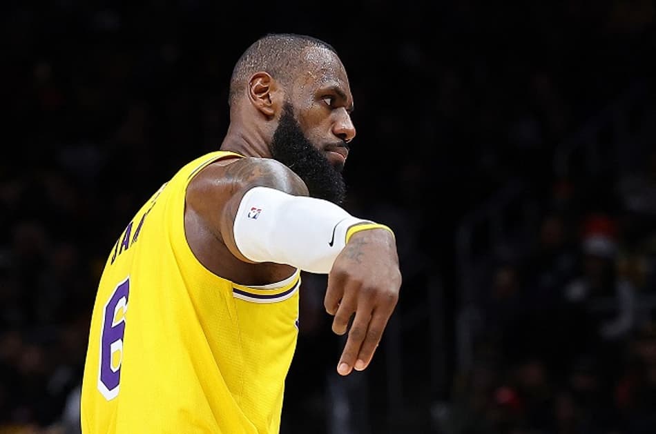 Em seu aniversário, LeBron James brilha e Lakers bate Hawks