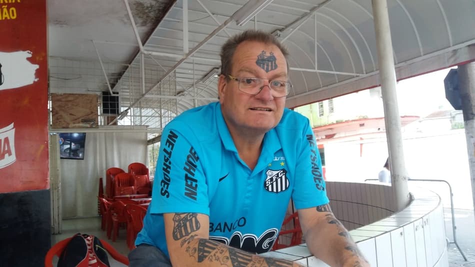 Torcedor símbolo do Santos cogita incluir coroa de Pelé em tatuagem famosa