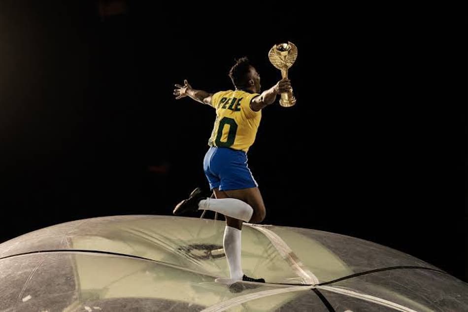 Show de drones, vídeos e mais: homenagens ao Rei Pelé enobrecem festas de réveillon no país