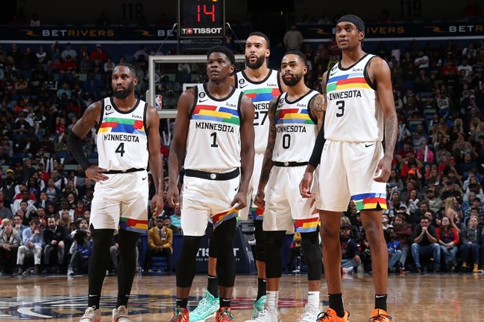 Jogadores do Minnesota Timberwolves se reúnem após a sexta derrota seguida
