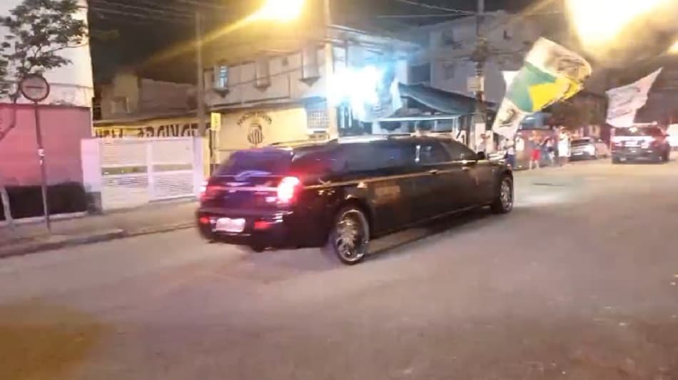 Fogos, buzinaço e lágrimas marcam chegada de corpo de Pelé à Vila Belmiro para velório