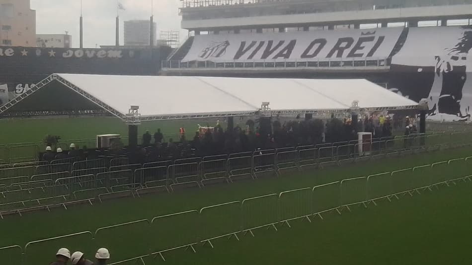 Edinho e Zé Roberto carregam caixão de Pelé na Vila Belmiro sob hino oficial do Santos