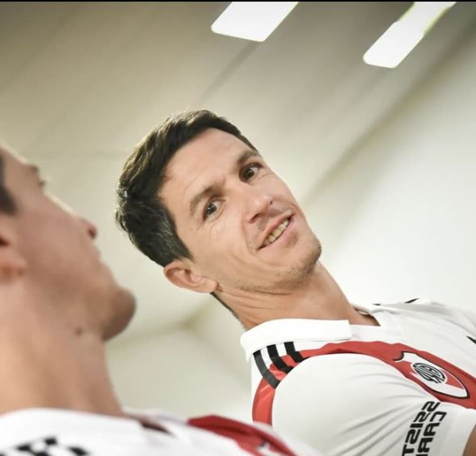 Nacho Fernández recebe um pedido especial no River Plate