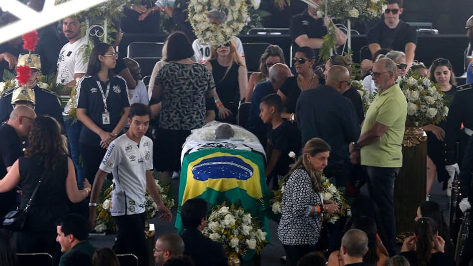 Milton Neves põe bandeira do Santos sobre caixão de Pelé: ‘Sou santista desde moleque’