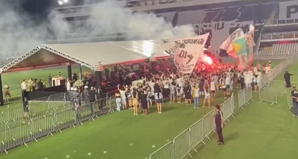 VÍDEO: Torcida do Santos homenageia Pelé durante a madrugada na Vila Belmiro