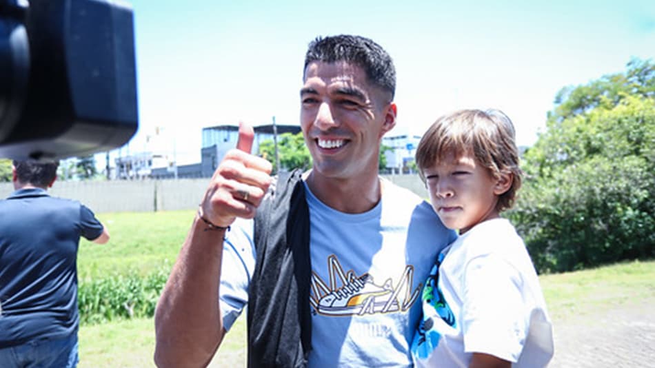 Luis Suárez desembarca em Porto Alegre com festa da torcida do Grêmio