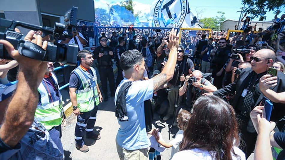 Torcida do Grêmio compra mais de 20 mil ingressos para apresentação de Suárez