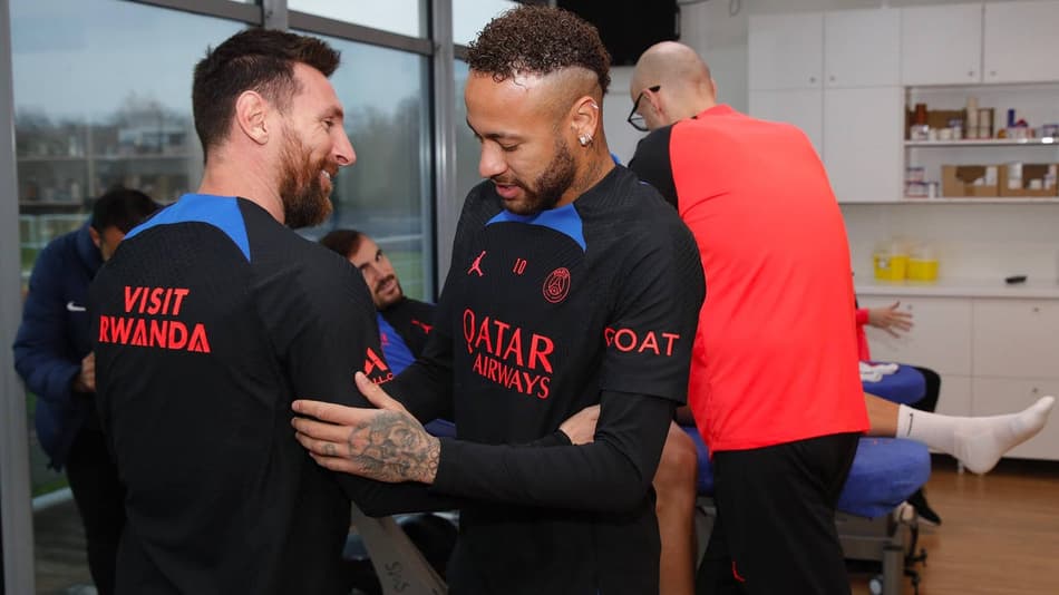 Messi volta ao PSG sob aplausos após título da Copa do Mundo