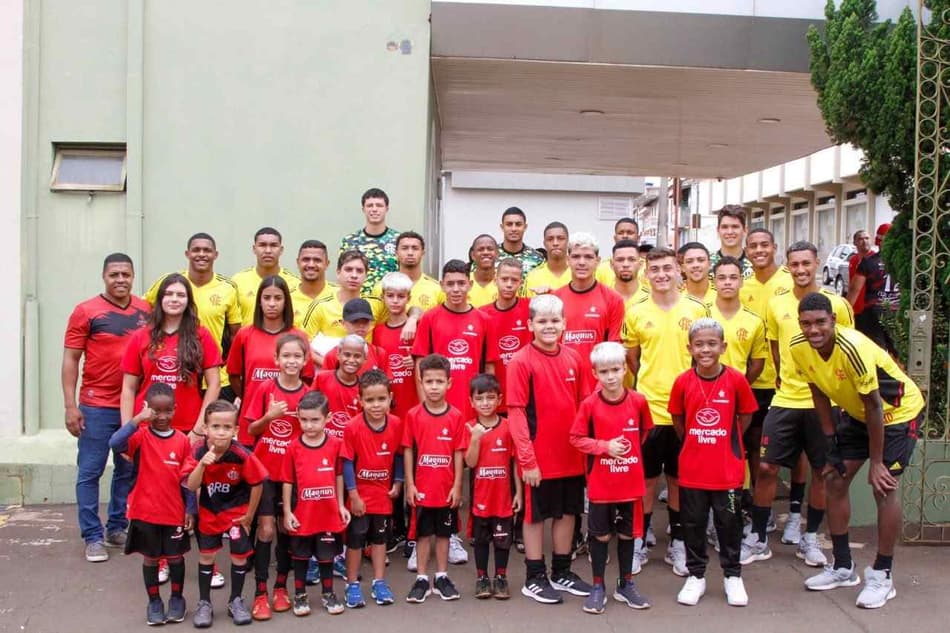 Time do Flamengo visita escolinha em São Paulo e faz a alegria dos alunos