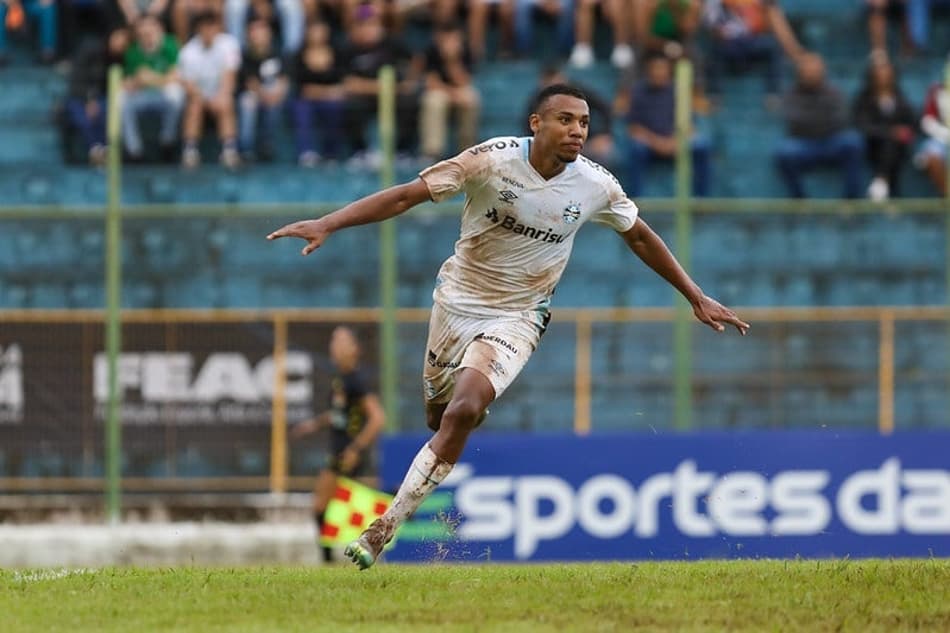 Grêmio goleia Francana e avança para mata-mata da Copinha liderando o Grupo 8
