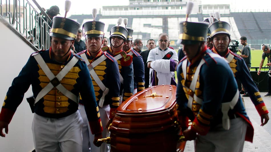 Missa e enterro de Roberto Dinamite: veja imagens do adeus ao ídolo do Vasco