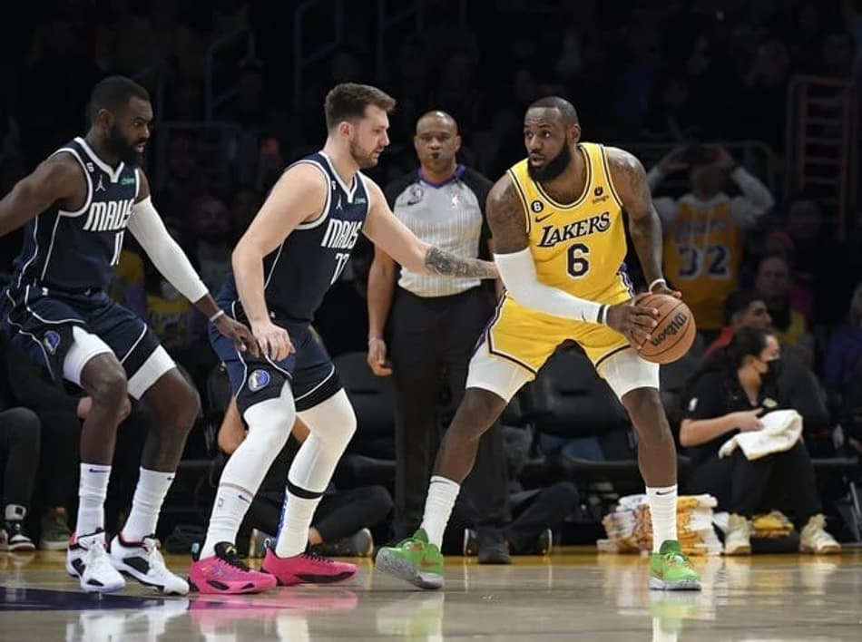 Com triplo-duplo de Luka Doncic, Mavericks vence Lakers em jogo de duas prorrogações