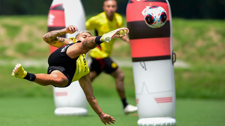 VÍDEO: Arrascaeta marca golaço de voleio em treino do Flamengo