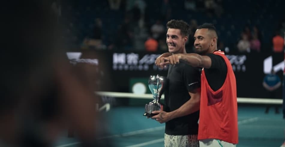 Thanasi Kokkinakis e Nick Kyrgios com o troféu do Australian Open