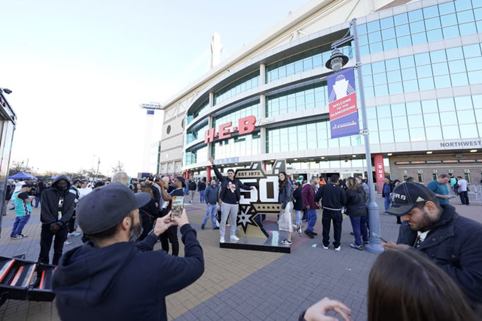 Conheça o Alamodome, ginásio do recorde de torcedores da NBA