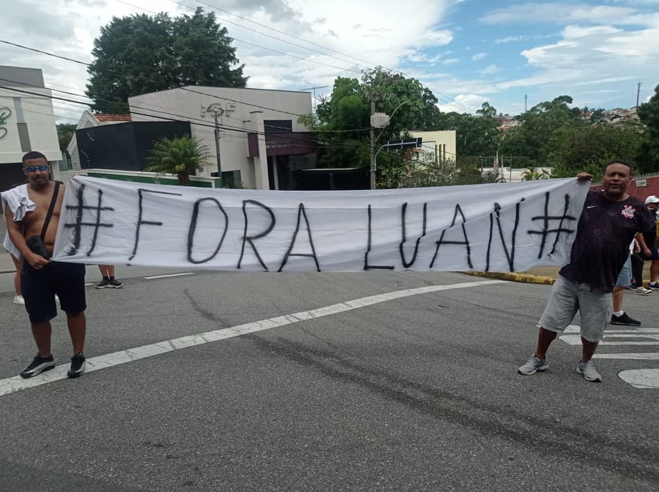 Em Bragança, torcida do Corinthians protesta contra preço dos ingressos e pede saída de Luan