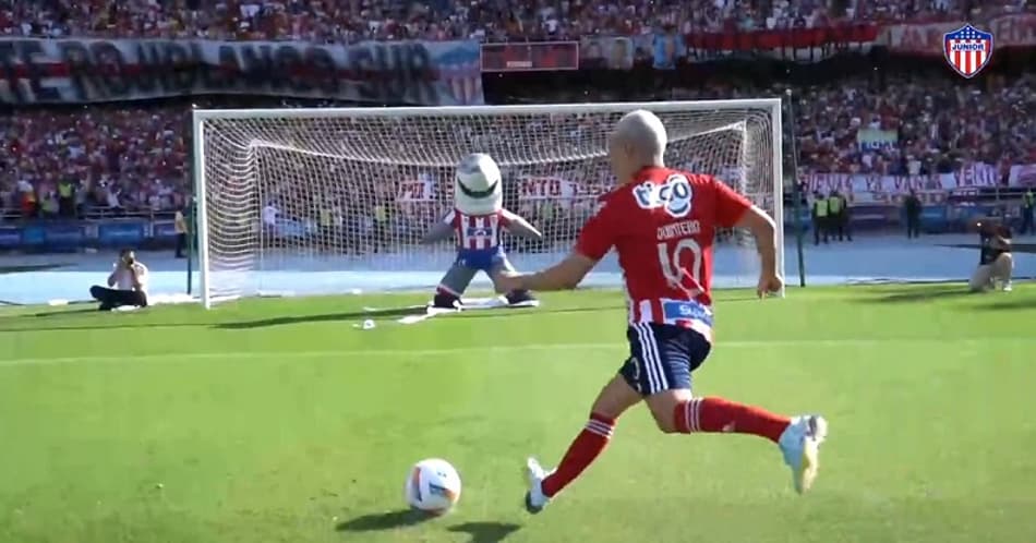 VÍDEO: Quintero, que era alvo do Flamengo, perde pênalti contra mascote de novo clube