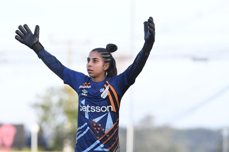 Goleira Renata renova contrato com o Athletico-PR