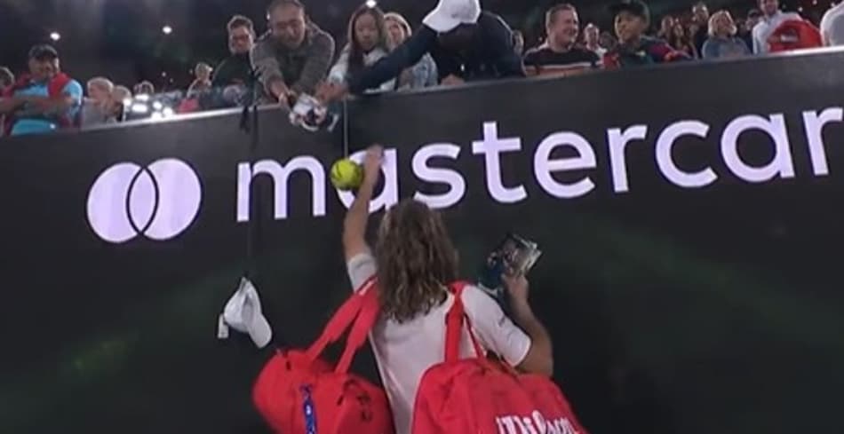 Tsitsipas distribui postais autografados para fãs após vitória no Australian Open