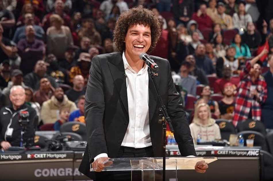 Anderson Varejão é ovacionado em retorno ao Cavs: “Nova função. O mesmo coração”