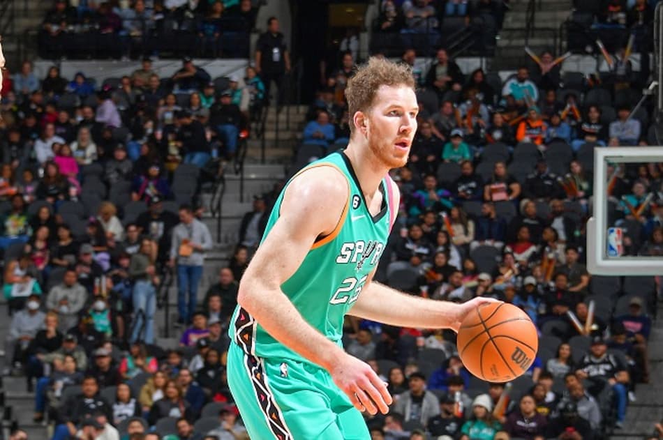 Spurs e Raptors negociam troca envolvendo Jakob Poeltl