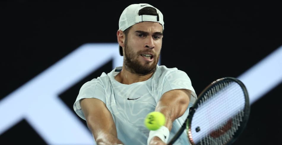Karen Khachanov em ação contra Sebastian Korda no Australian Open