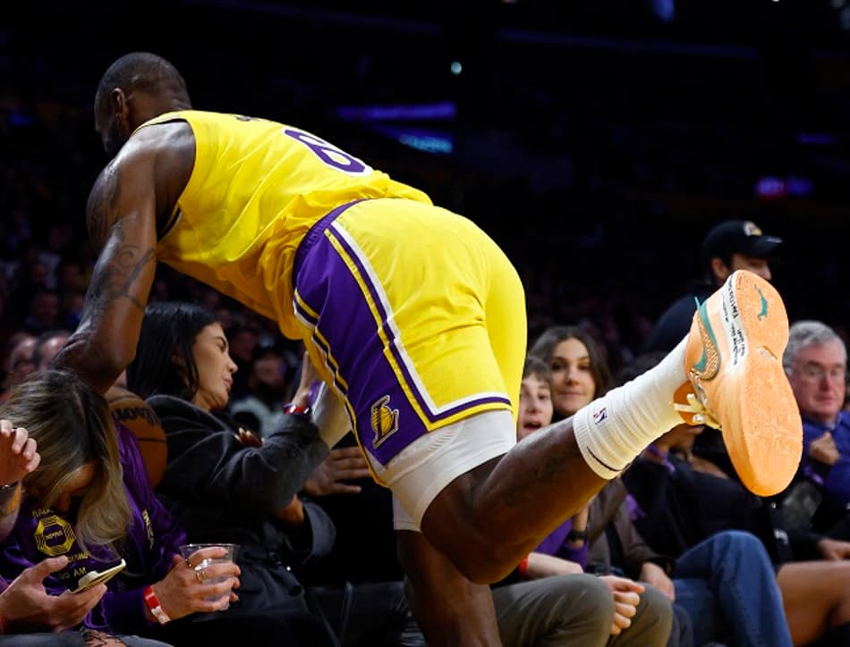 LeBron James quebra recordes, mas Clippers bate Lakers