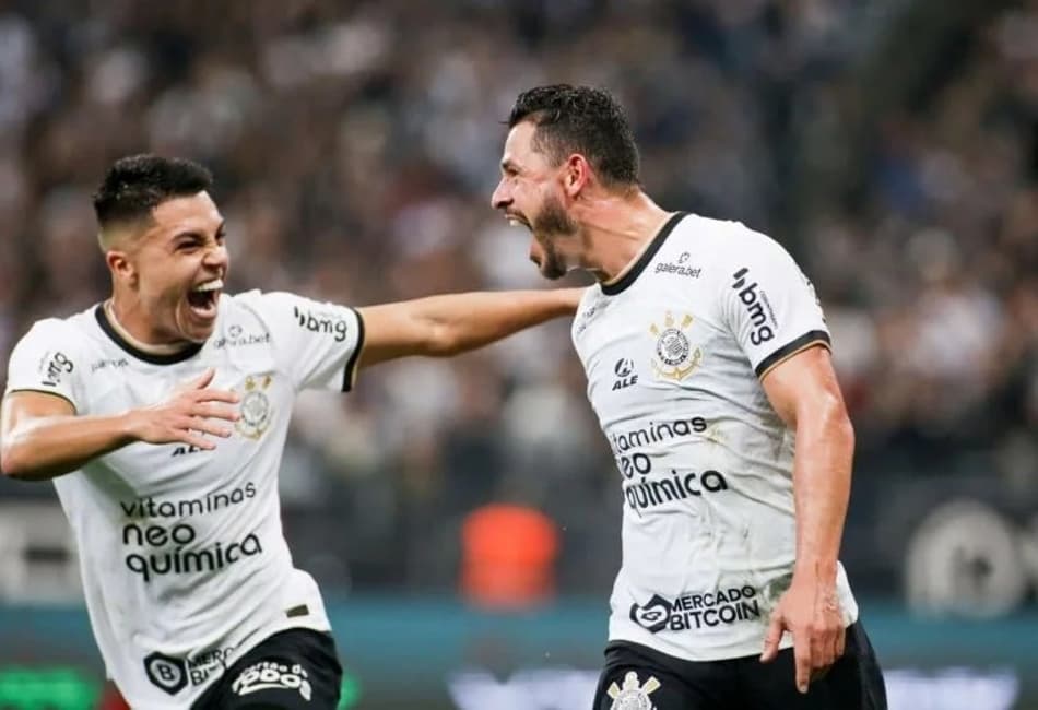 De filho para pai, Roni fala sobre conselhos e inspiração em Giuliano no Corinthians