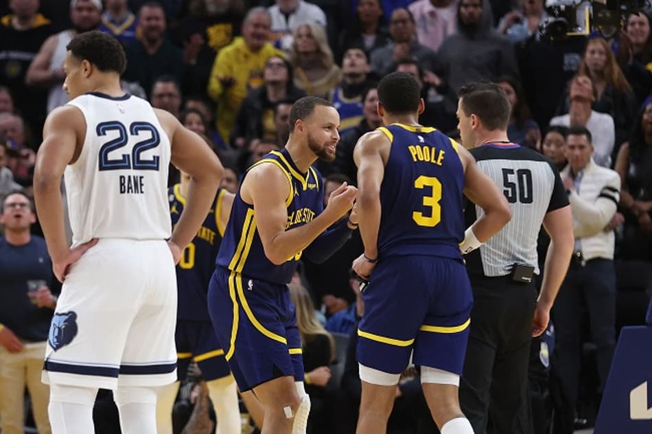 Stephen Curry se irrita com Jordan Poole, arremessa protetor bucal e é expulso