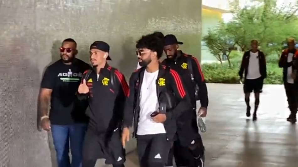 VÍDEO: Gabigol esbanja estilo e David Luiz atende torcida no desembarque do Flamengo em Brasília