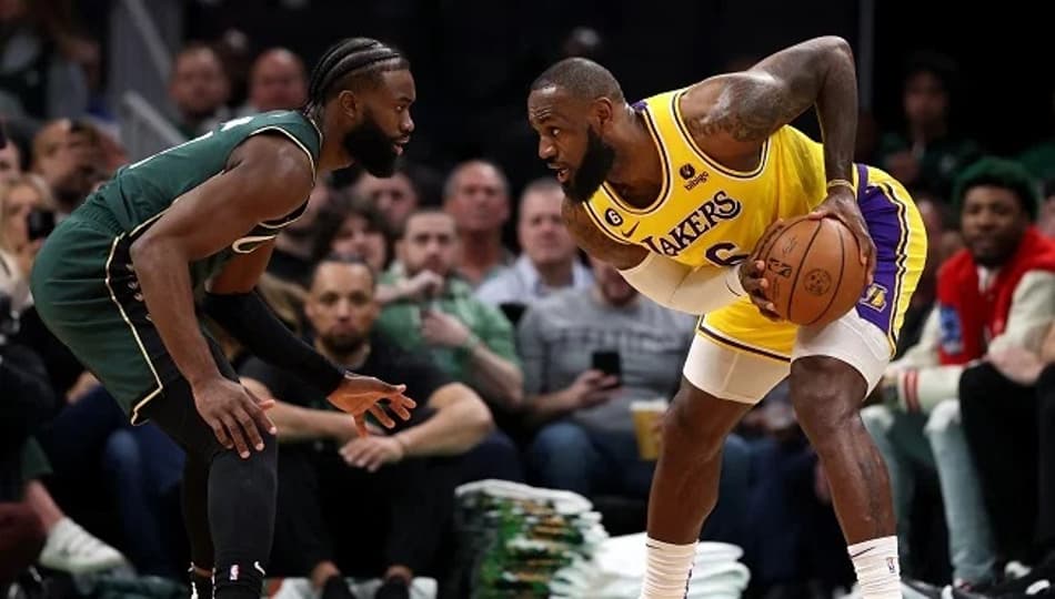 Jaylen Brown lidera e Celtics derrota rival Lakers na prorrogação