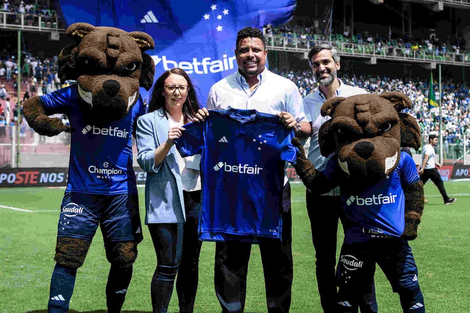 Cruzeiro anuncia novo parceiro: veja quanto os times brasileiros recebem dos patrocinadores master