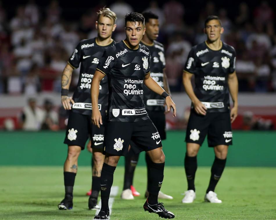 Roni tranquiliza torcida do Corinthians após ser substituído e rebate críticos: ‘Tenho a minha identidade’