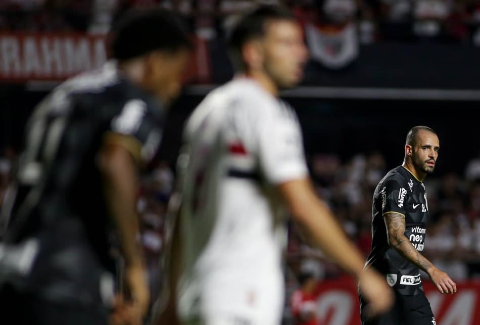 Renato Augusto celebra vitória do Corinthians no Majestoso e explica controle de carga