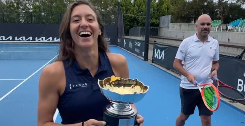 Luisa Stefani com o troféu e o treinador Leonardo Azevedo