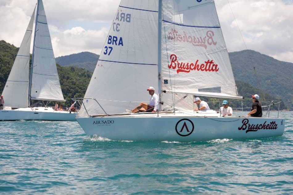 Equipe Bruschetta vence Regatas do Inverso e Eles & Elas