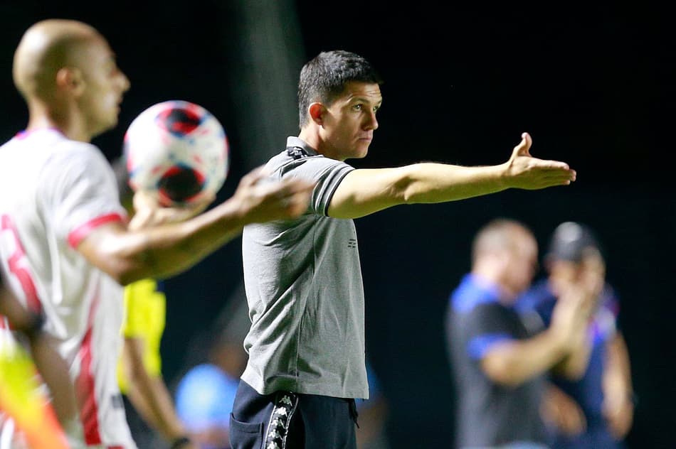 Barbieri exalta goleada do Vasco e elogia parceria com Abel Braga